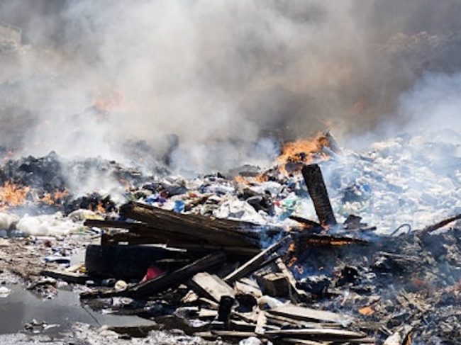 Palermo sommersa dai rifiuti, spazzatura divorata dalle fiamme: incendi nel quartiere Zen