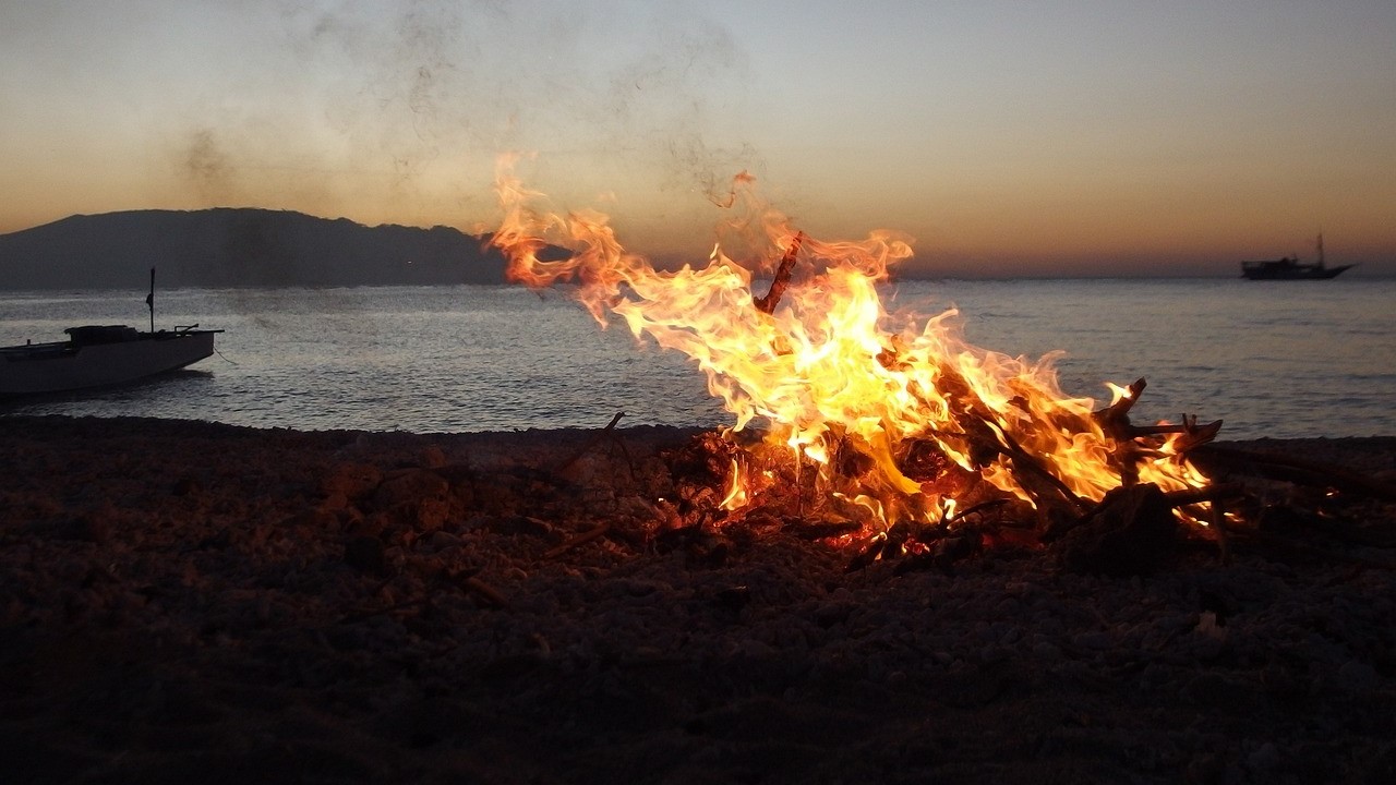 Il falò di Ferragosto: un momento di catarsi collettiva