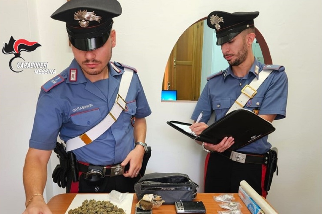 Sorpreso a vendere droga a due turisti: arrestato pusher in vacanza a Vulcano