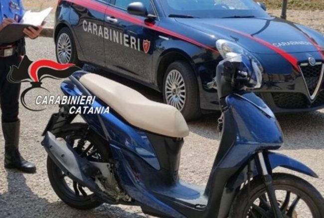 Di notte per le strade di Misterbianco su uno scooter rubato: “pizzicato” dai carabinieri e denunciato