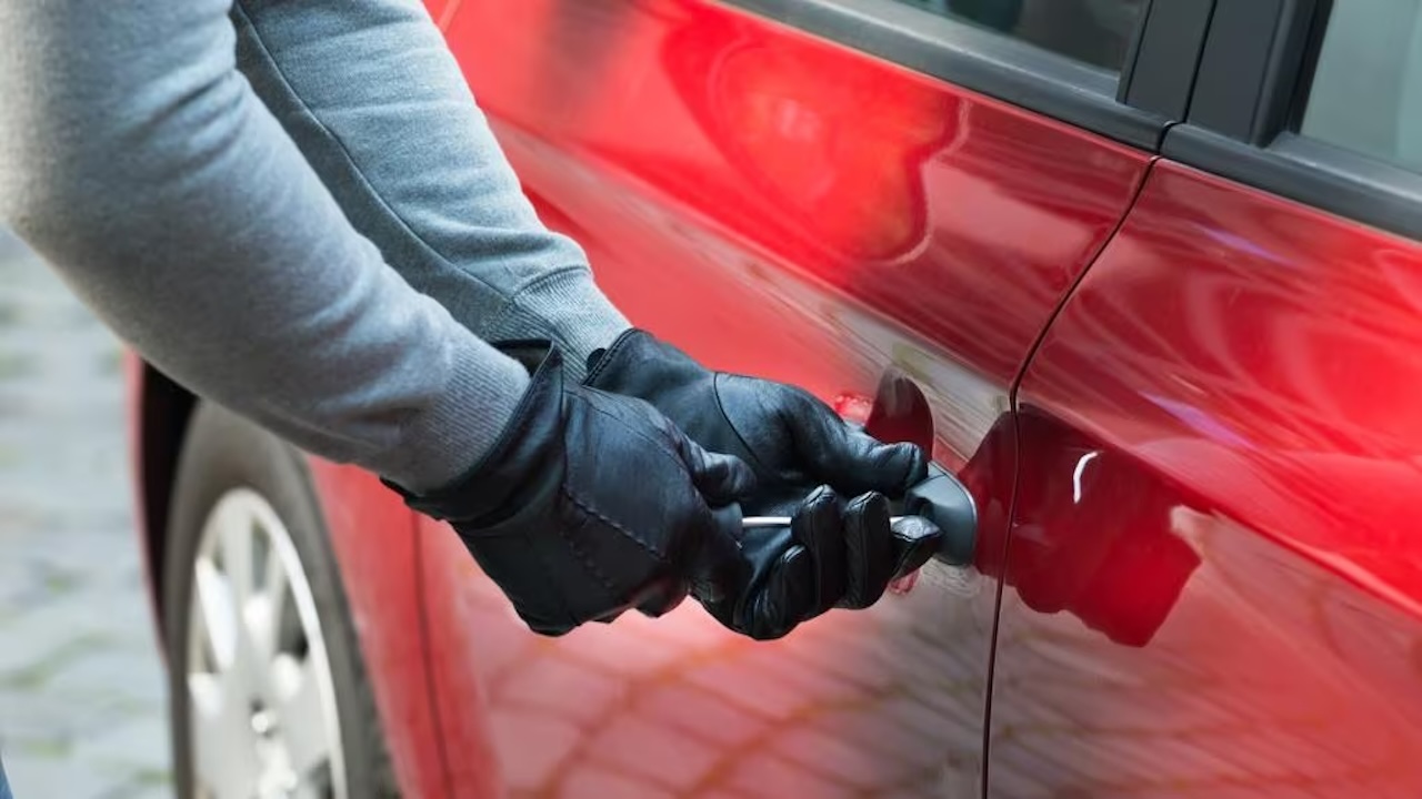 Tentano di rubare auto nel parcheggio di un centro commerciale di Catania ma vengono beccati, due arresti