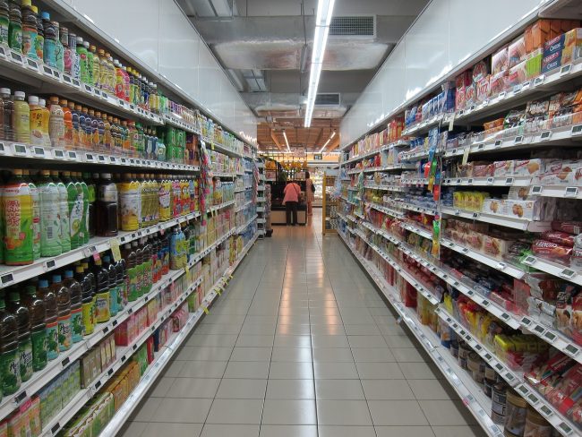 Cibi scaduti da mesi o anni in un supermercato di Gela