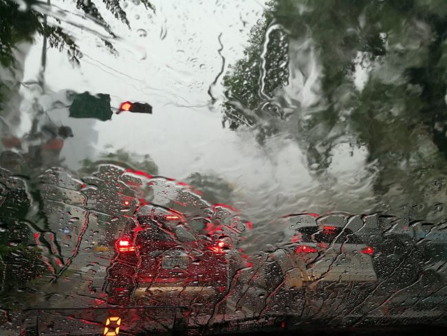Maltempo in Sicilia tra allagamenti e frane, i disagi in autostrada e le raccomandazioni: “Massima prudenza”