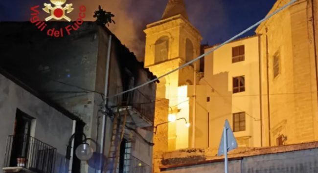 Incendio a Leonforte: paura per lo scoppio in una palazzina, proprietario irreperibile