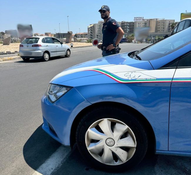 Catania, non si ferma al posto di blocco e provoca incidente. L’intervento del “quartiere” per aiutarlo