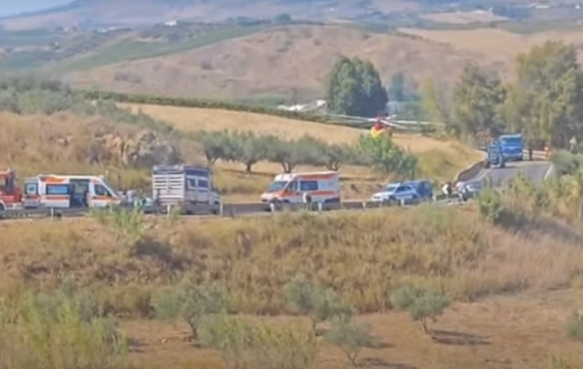 Scontro tra un’auto e un camion sulla SS 119: 3 feriti, uno grave