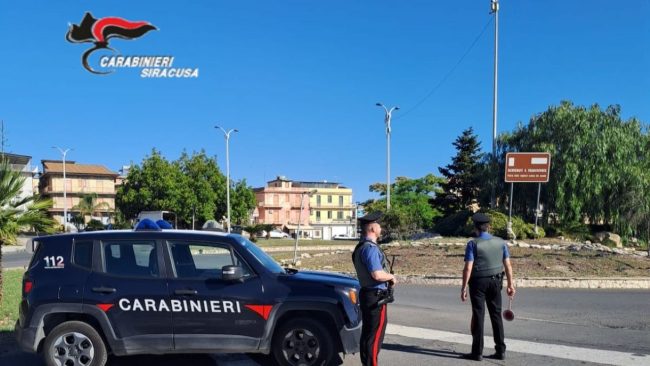 Sequestrati 40 kg di alimenti e deposito abusivo in un pub a Francofonte