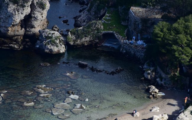 Taormina, revocato il divieto di balneazione in un tratto di mare vicino Isolabella