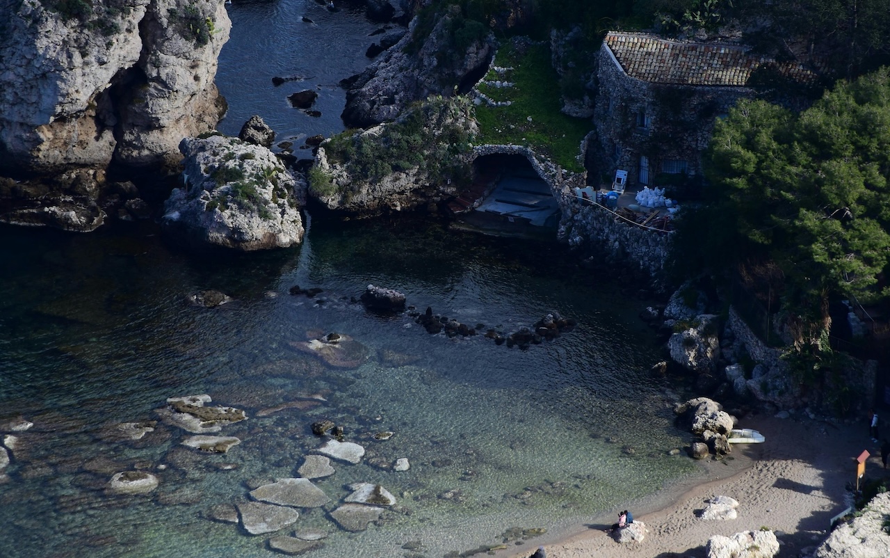 Taormina, revocato il divieto di balneazione in un tratto di mare vicino Isolabella