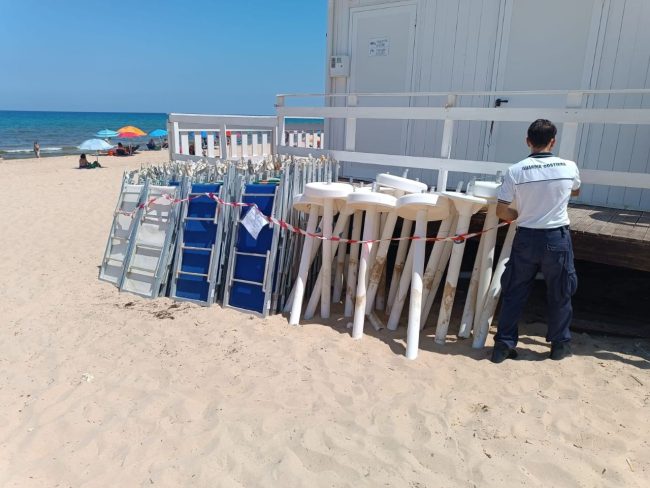 Alcamo marina, la Guardia Costiera sequestra attrezzature abusive ripristinando la spiaggia libera