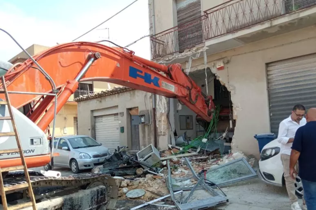 Rapina a Roccazzo, rubato bancomat dall’ufficio postale con escavatore