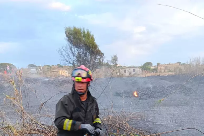 Maxi incendio in un canneto a Pozzallo, minacciate abitazioni e villette