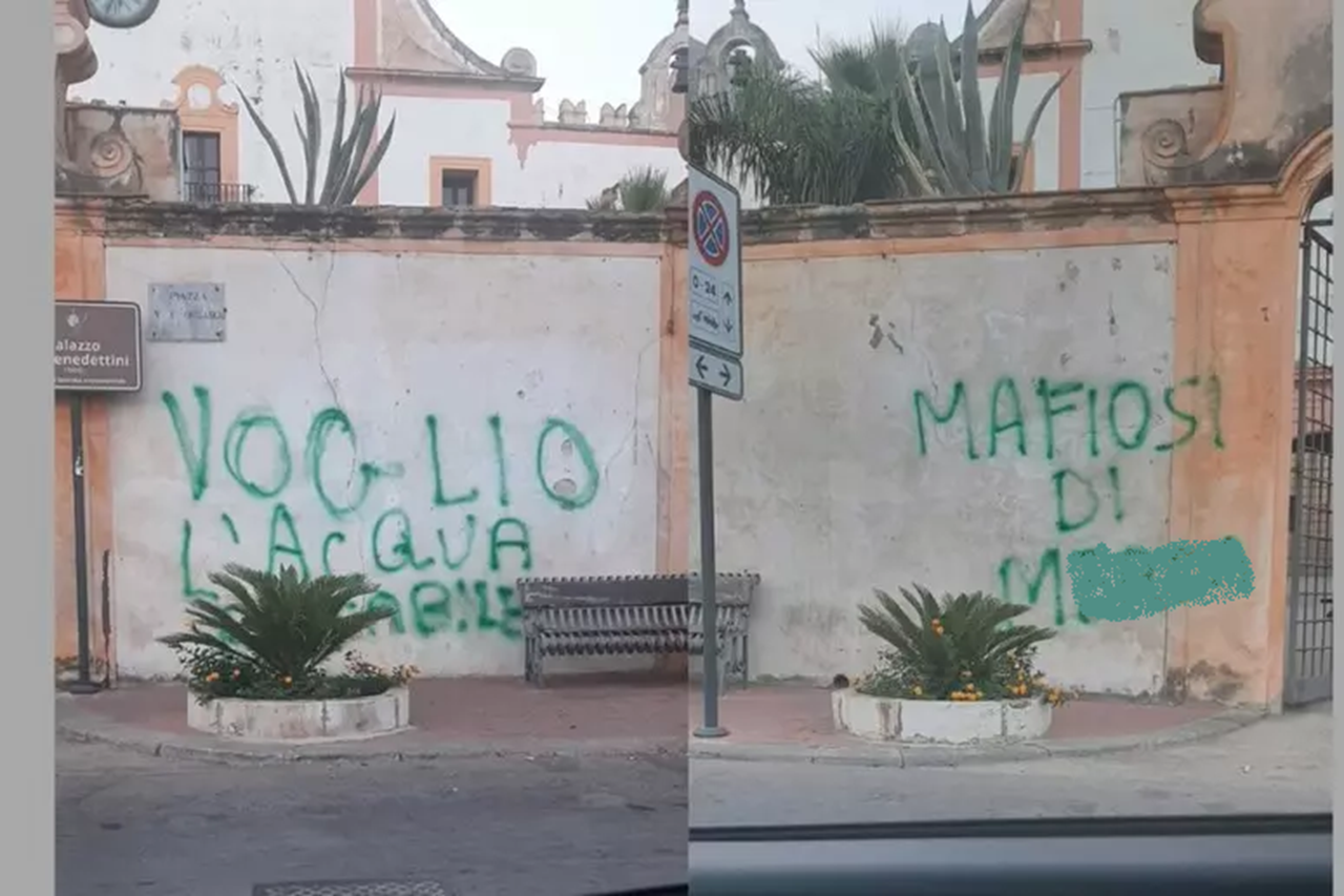 “Voglio l’acqua potabile” e “mafiosi di m…”: le scritte ingiuriose all’ingresso del municipio di Cinisi