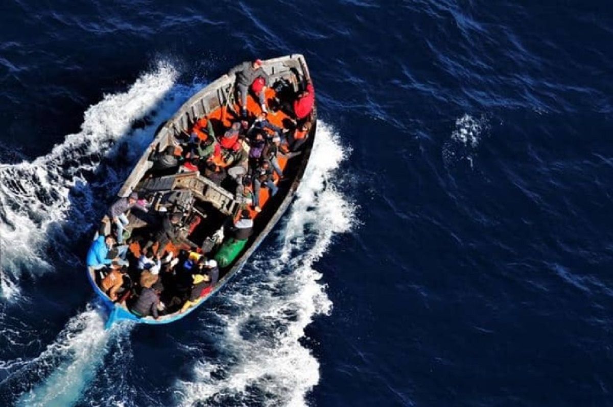 Migranti su Nave Libra verso l’Albania