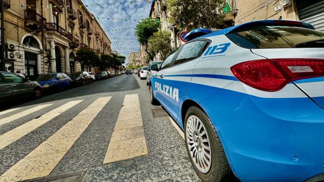 Inseguimento a Catania: droga in auto, fugge al posto di blocco e investe la Volante