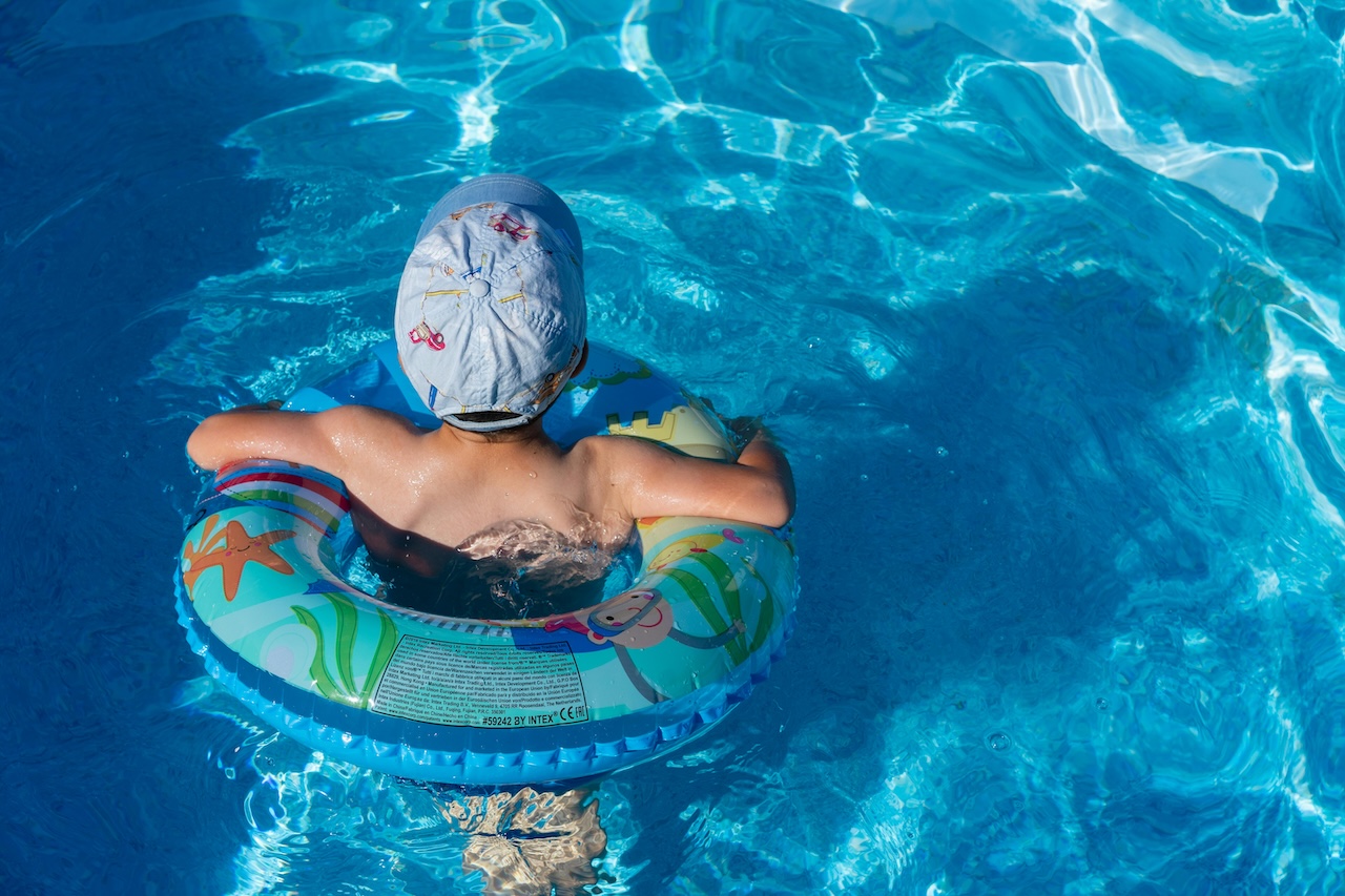 La tragedia nella piscina di casa mentre i genitori dormivano: oggi Enrico avrebbe compiuto 3 anni