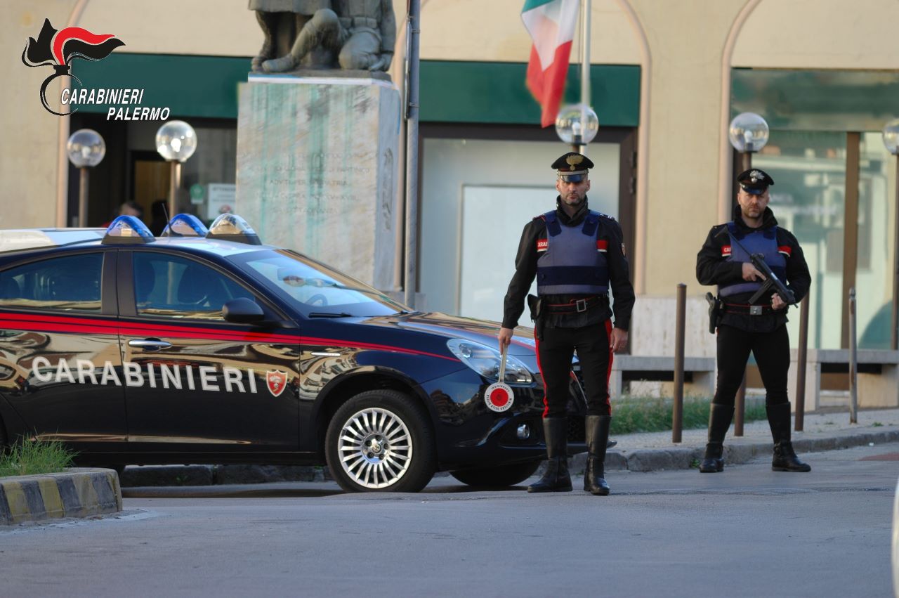 Ruba un’auto e un cellulare, fermato un 15enne a Palermo per furto e tentata estorsione