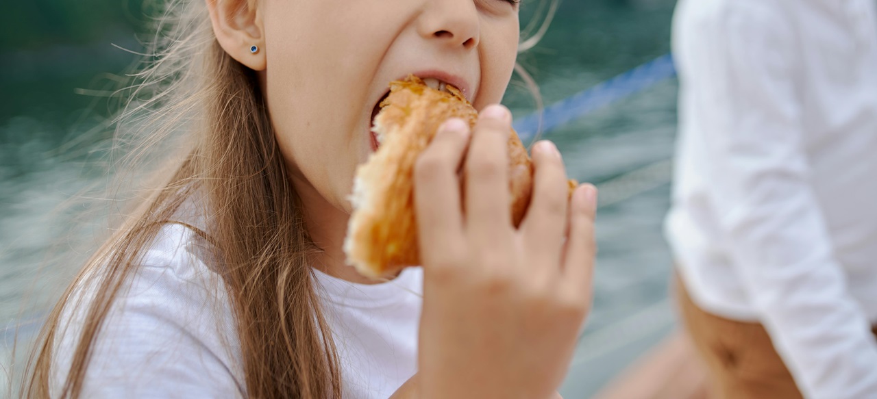 Panico a San Leone, bimba di 5 anni rischia di soffocare mentre mangia un panino
