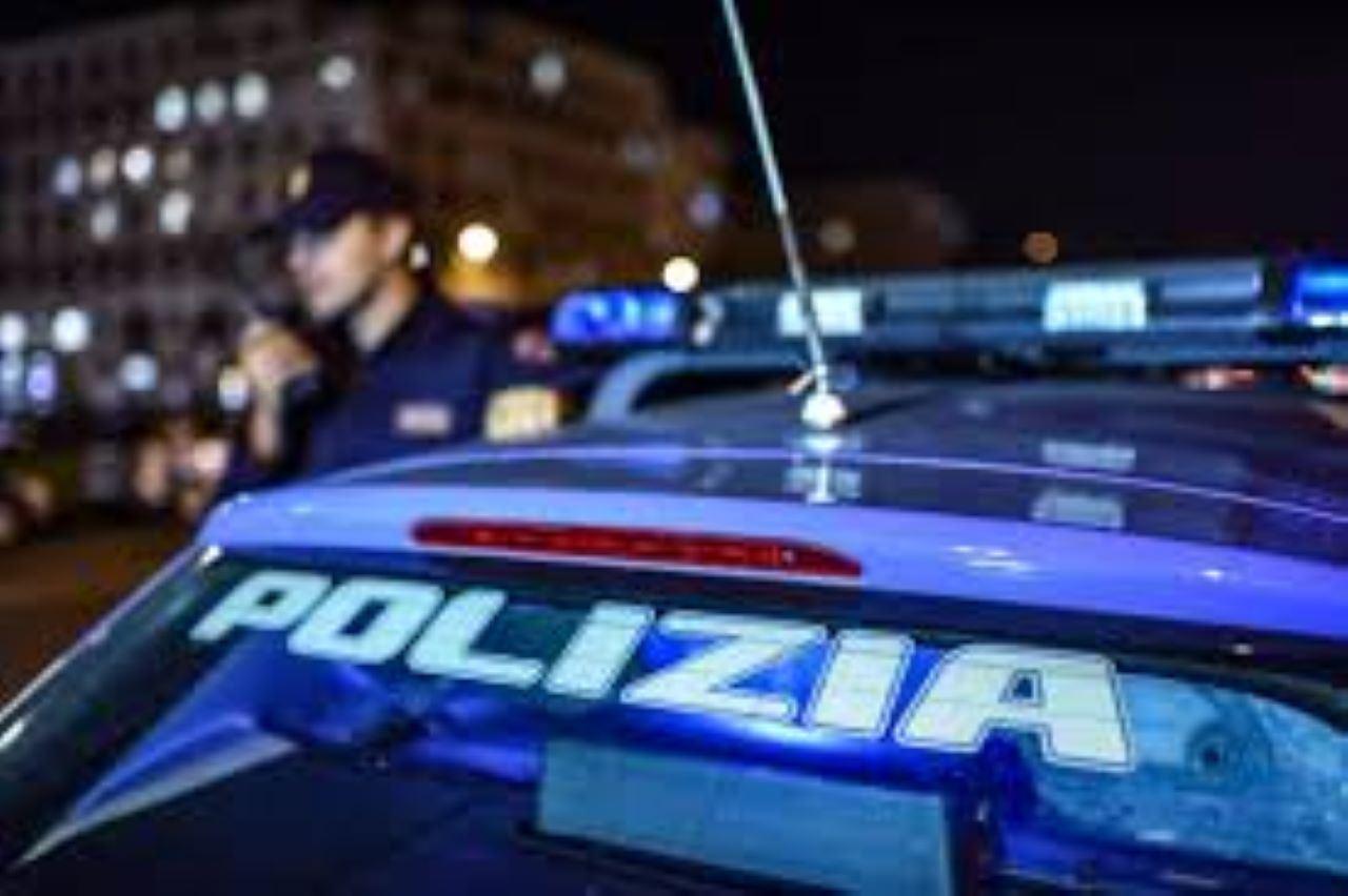 Furto in un bar di Comiso: i ladri scappano, la polizia li insegue e recupera furgone rubato