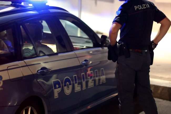 Catania, minaccia e aggredisce i dipendenti di un ristorante armato di martello e spray al peperoncino: arrestato 50enne