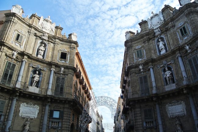 Palermo, panico ai Quattro Canti: bottiglia a forma di mitraglietta scatena falso allarme