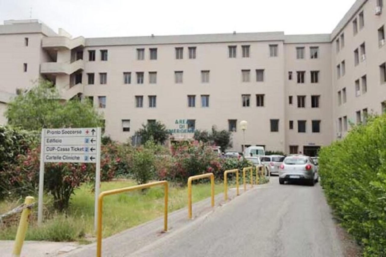 Pretende di entrare nel reparto di Ginecologia e sfonda la porta d’ingresso: caos all’ospedale di Sciacca