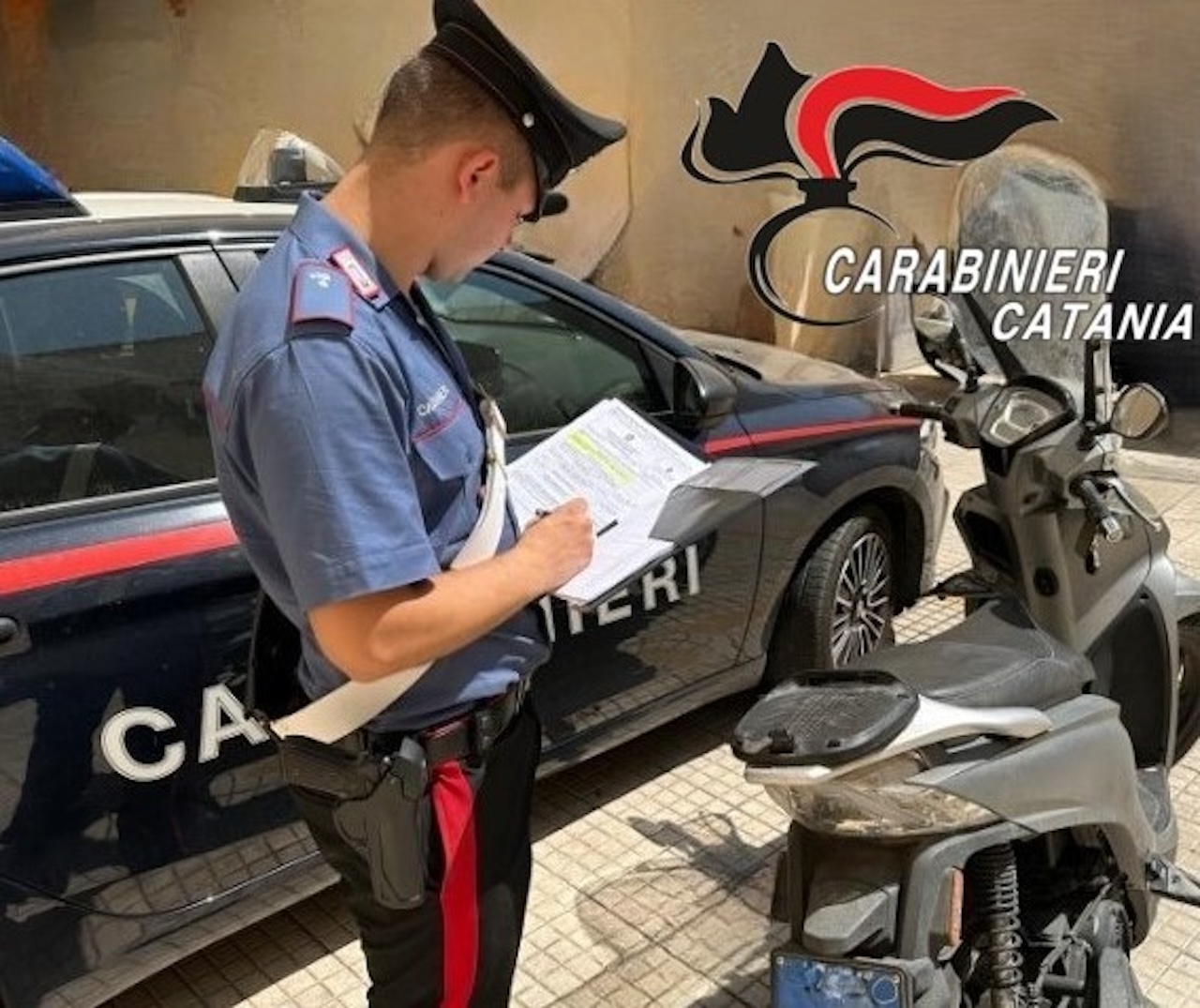 Giovane catanese su uno scooter imbottito di marijuana