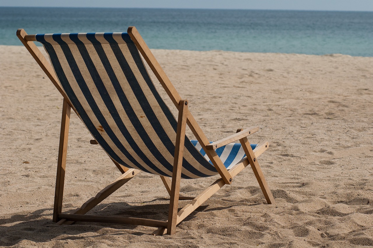 Sdraio legate con catene e lucchetti per tenere “riservato” il posto in spiaggia