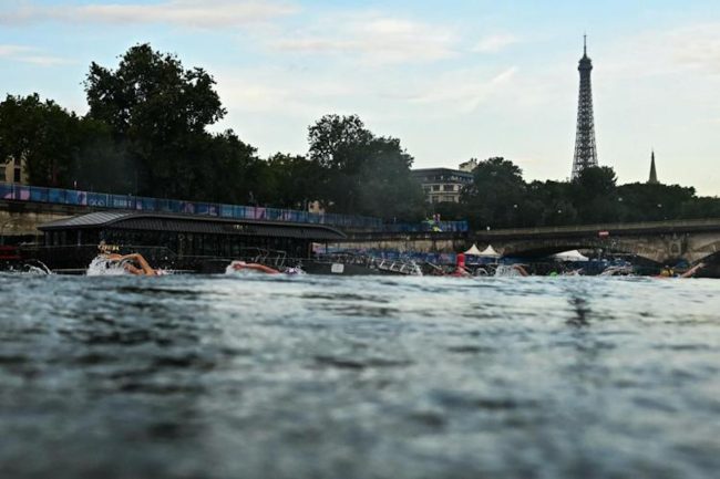 Olimpiadi 2024, la Senna invasa da batteri e polemiche: malanni a Parigi e ironia sul web