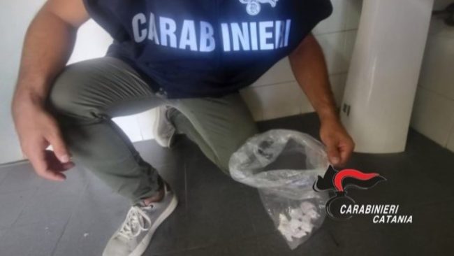 Smantellato “mercato della cocaina” nel quartiere San Cristoforo: in manette coniugi pusher