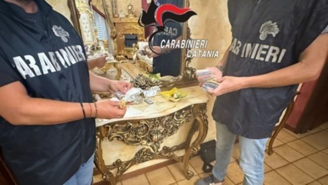 Catania, allestisce un vero e proprio “mercato della droga”: arrestato 20enne