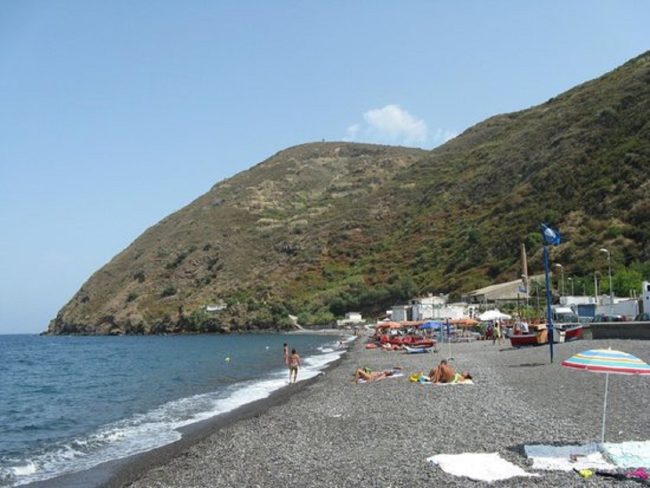 Tragedia a Lipari: muore mentre gioca con dei bambini in spiaggia