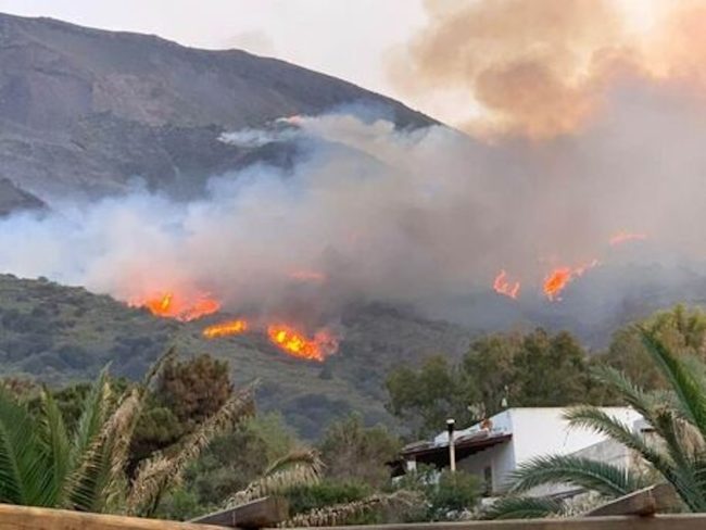 Rogo a Stromboli durante riprese fiction: chiesto processo per indagati accusati di disastro ambientale colposo