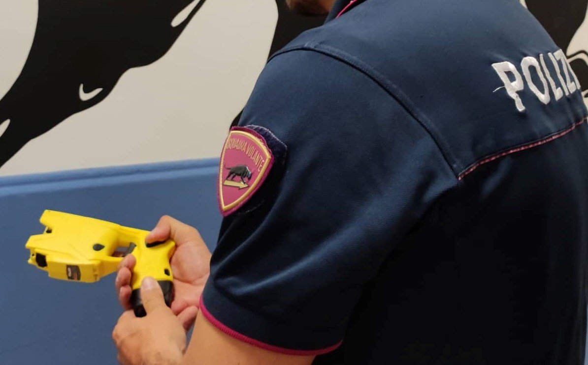 Tenta di sfondare porta di casa di una donna: all’arrivo degli agenti li aggredisce, bloccato con il taser e arrestato