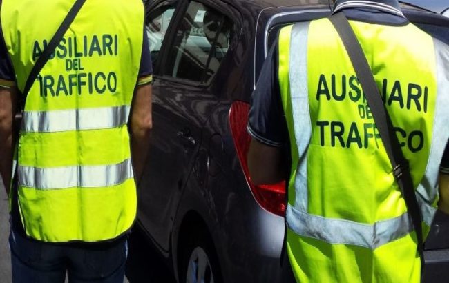 Strisce blu a Palermo, vigilantes al fianco degli ausiliari del traffico: scoppia la polemica