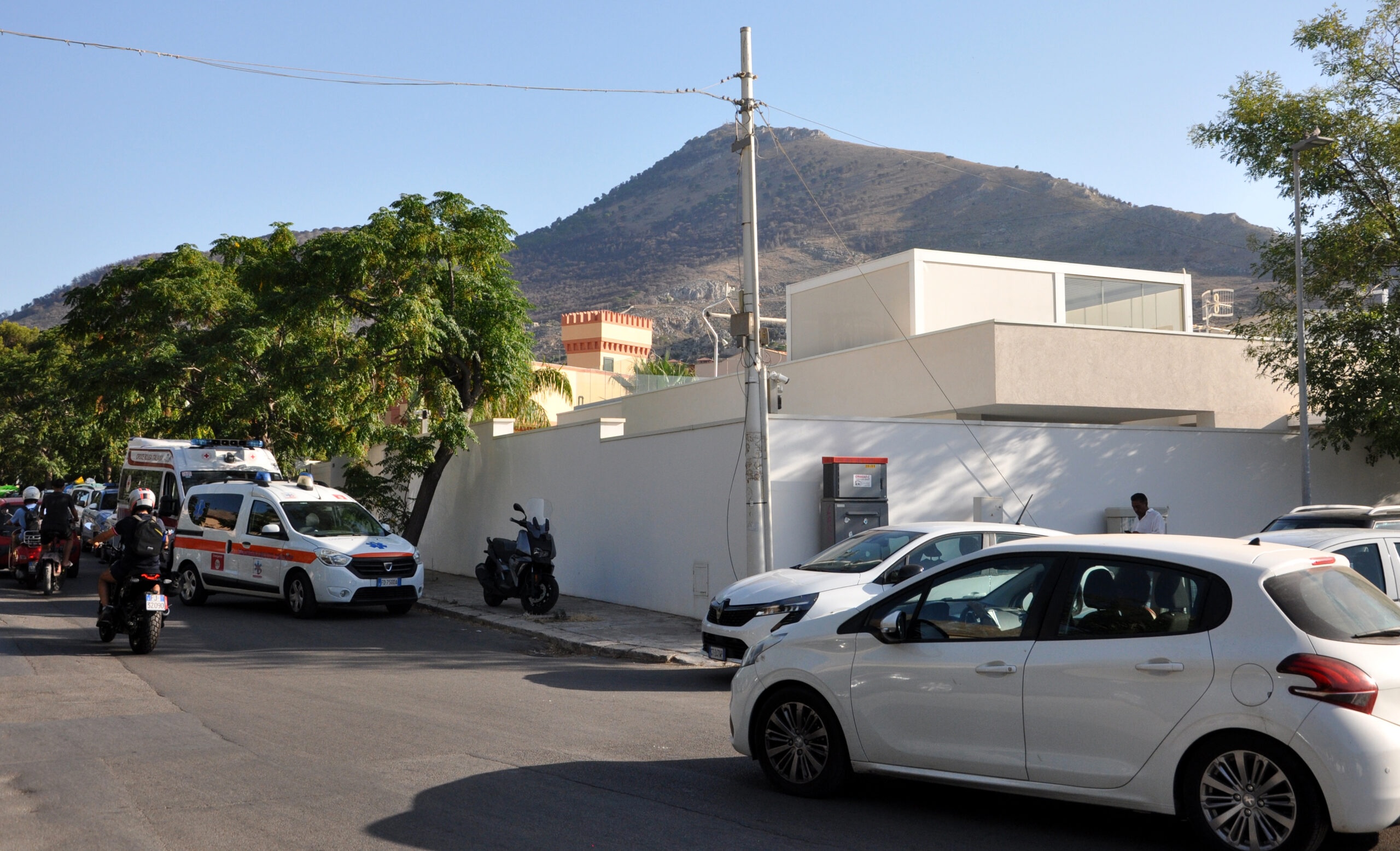 Tragedia in piscina a Sferracavallo: oggi l’ultimo commovente saluto al piccolo Enrico