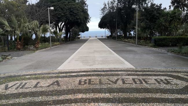 Acireale, migranti ripuliscono Villa Belvedere dalla cenere dell’Etna