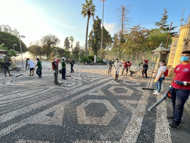 Scope, vanghe e soffiatori: così migranti ripuliscono la Villa Belvedere di Acireale dalla cenere dell’Etna