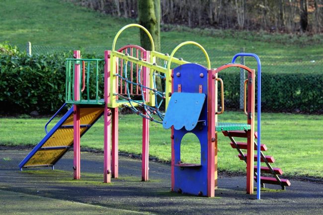 Violenza sessuale in un parco giochi: trovato l’aggressore