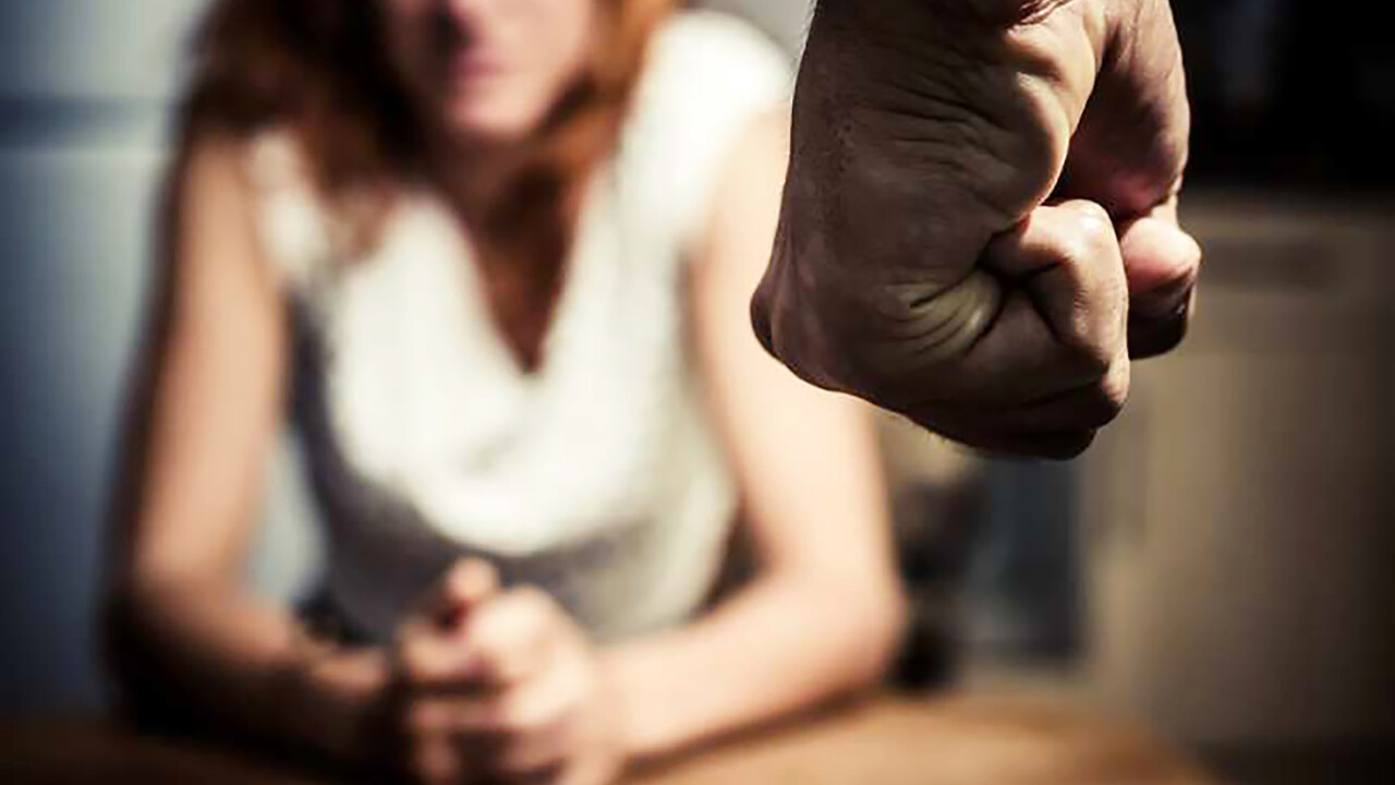 Prende a calci e pugni l’ex moglie davanti i figli: denunciato 39enne