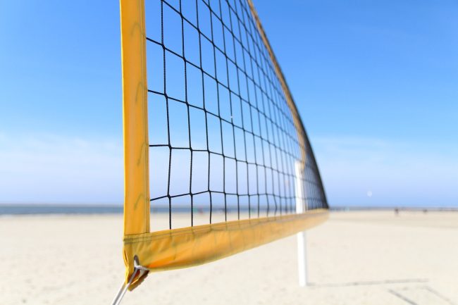 Rissa in spiaggia a Santa Teresa di Riva per un campo da beach volley: volano pugni e minacce