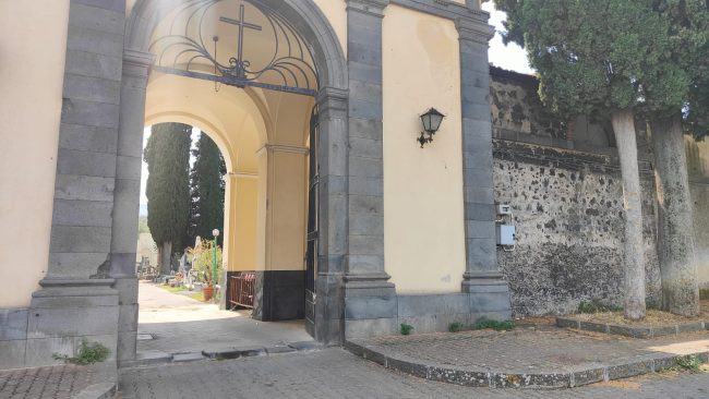 Crisi senza fine al cimitero di Randazzo: loculi esauriti e cittadini in disperazione
