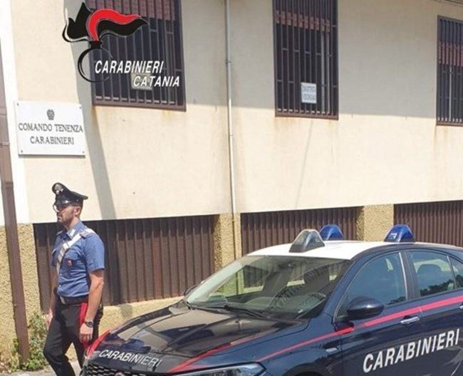 “Dammi 100 euro e ti restituisco il tuo telefono”, al rifiuto l’accoltellano: ai domiciliari 2 fratelli tunisini