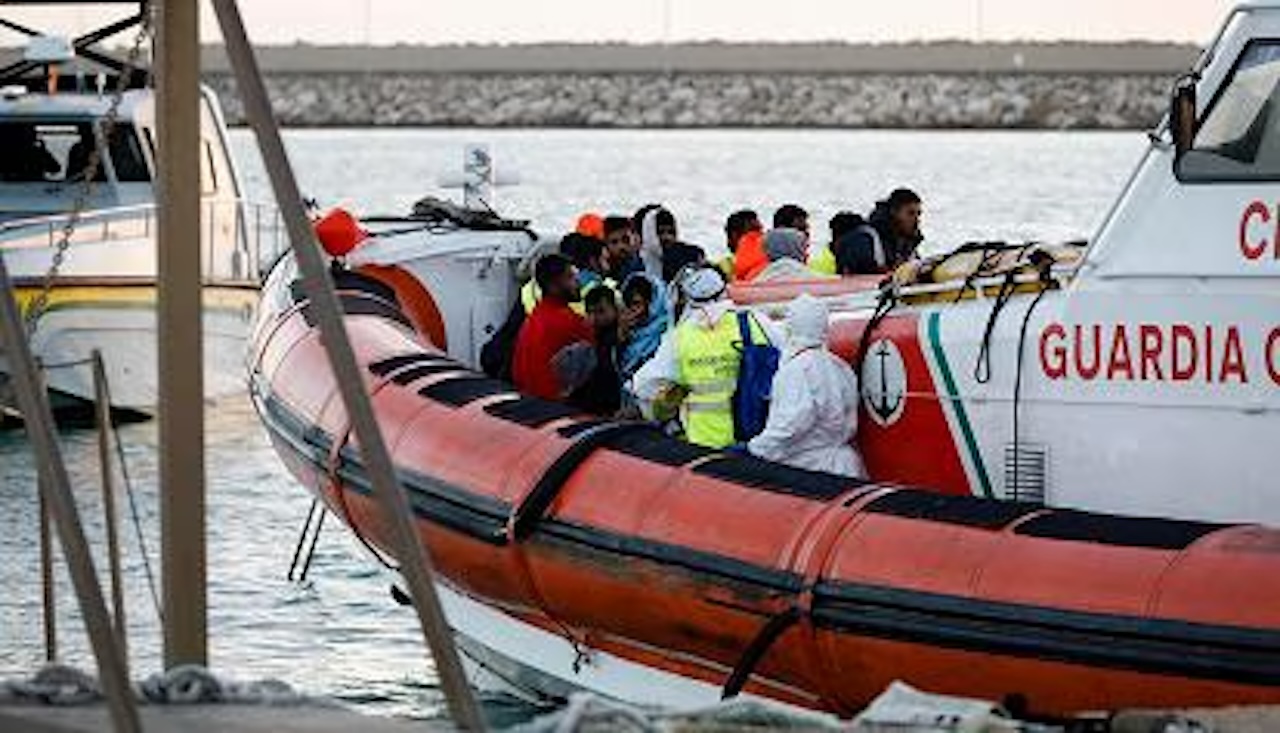 Pozzallo, soccorsi 25 migranti dalla Guardia Costiera