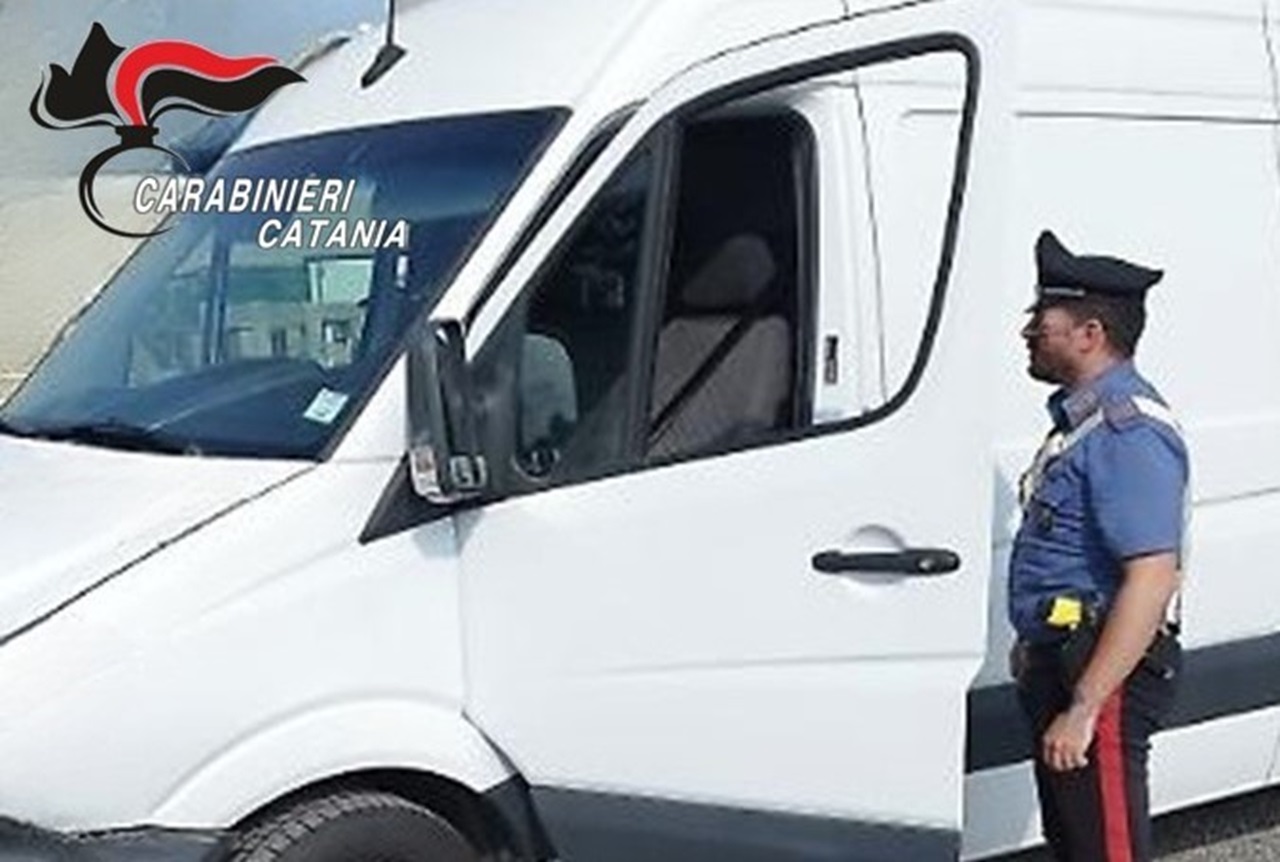 Ruba l’autoradio da un furgone ma viene riconosciuto e denunciato