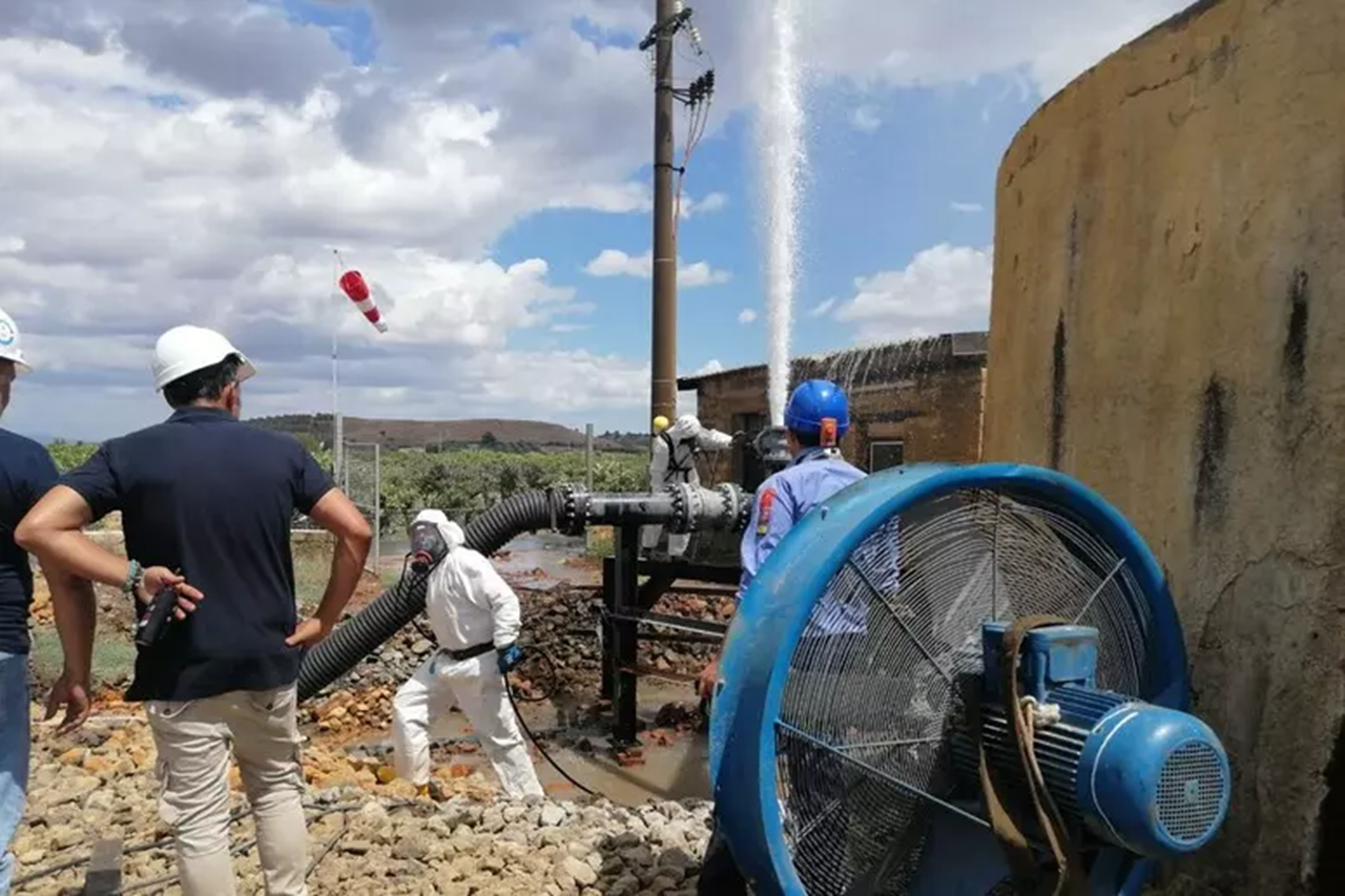 Palagonia, in corso la chiusura del flusso d’acqua inquinata e gas