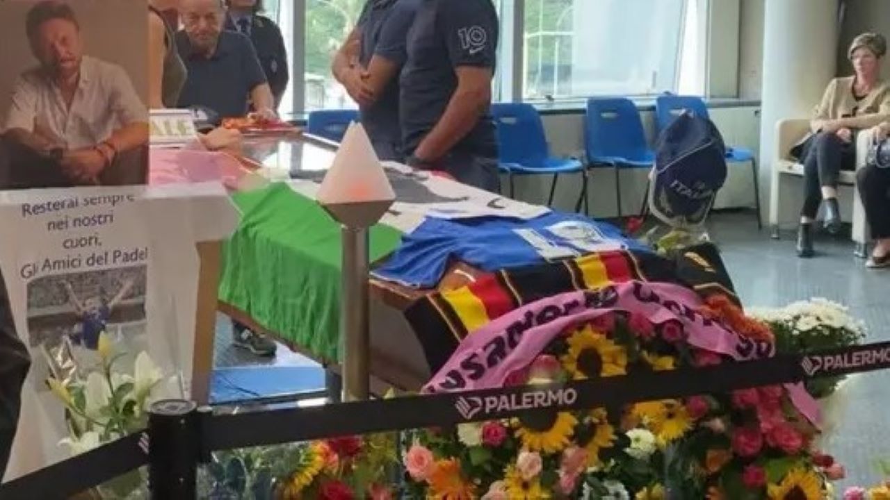 La maglia azzurra di Italia ’90 e una sciarpa rosanero: così Palermo saluta Totò Schillaci