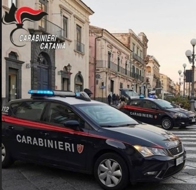 Minaccia i parenti e viola la misura cautelare: arrestato giovane ad Aci Catena