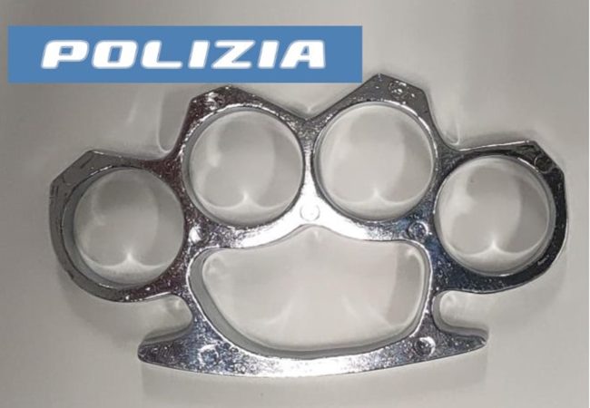 Trovato con un tirapugni nella valigia: denunciato 36enne