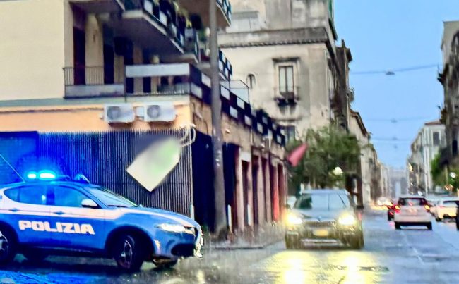 Violenza a Catania, sfregiano il viso della vicina di casa e aggrediscono gli agenti durante l’arresto